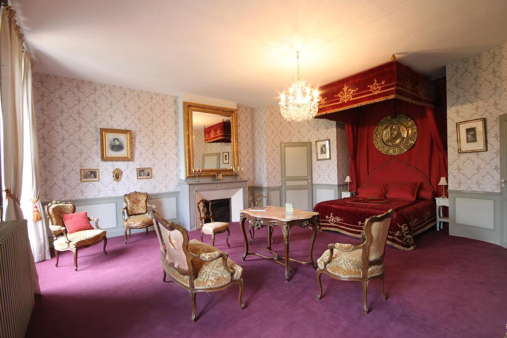 Chateau De Clermont-Saves Acomodação com café da manhã LʼIsle-Jourdain Quarto foto