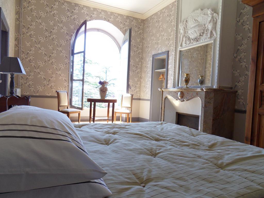 Chateau De Clermont-Saves Acomodação com café da manhã LʼIsle-Jourdain Quarto foto
