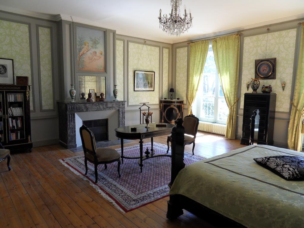 Chateau De Clermont-Saves Acomodação com café da manhã LʼIsle-Jourdain Quarto foto