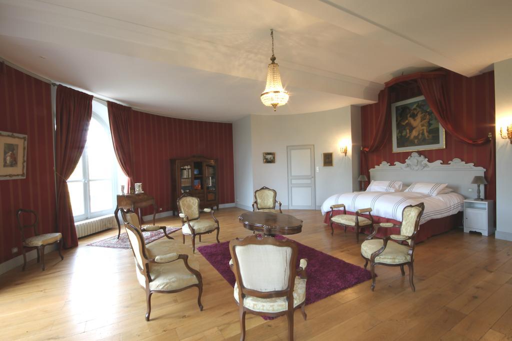 Chateau De Clermont-Saves Acomodação com café da manhã LʼIsle-Jourdain Quarto foto