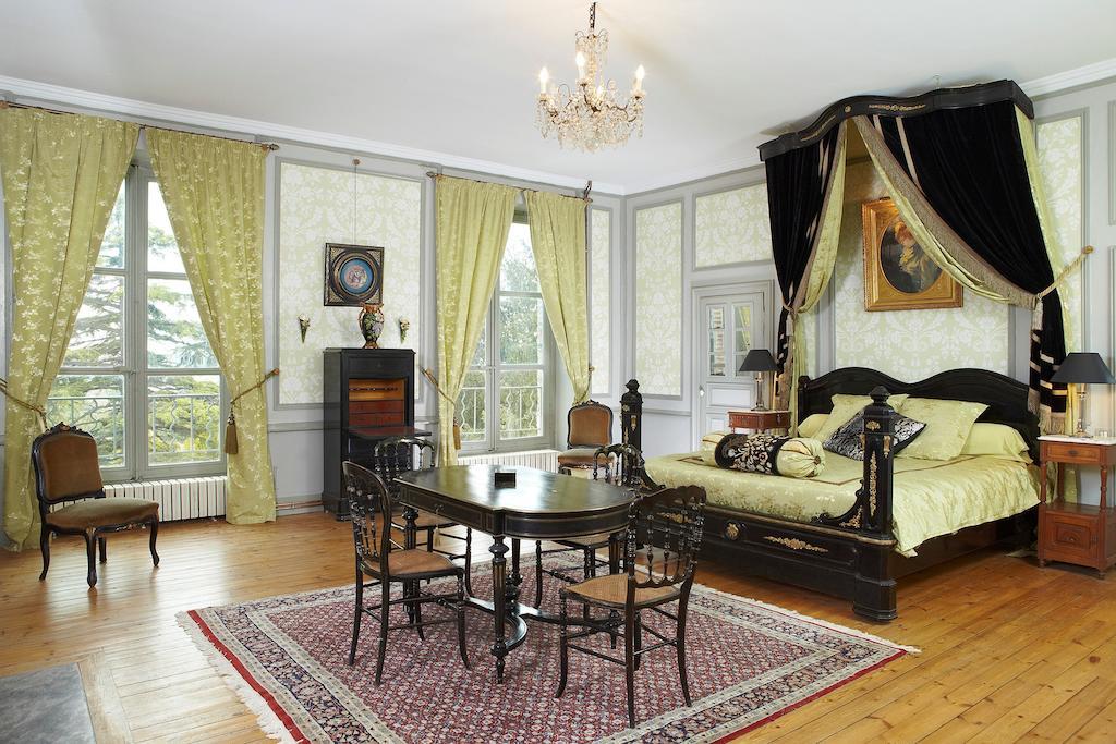 Chateau De Clermont-Saves Acomodação com café da manhã LʼIsle-Jourdain Quarto foto