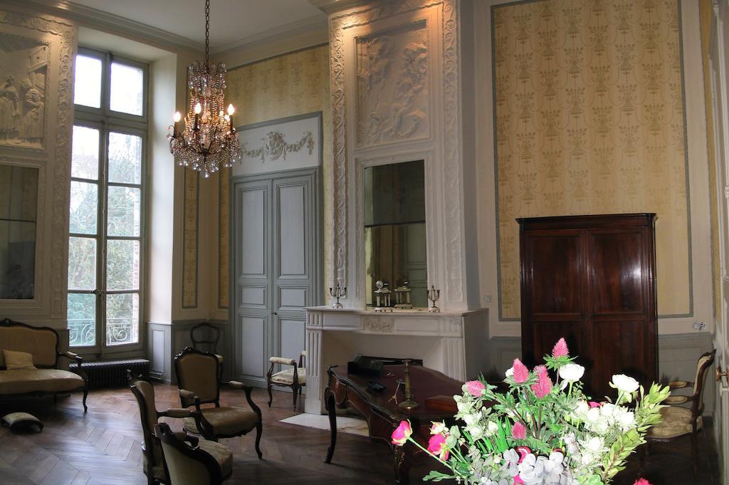 Chateau De Clermont-Saves Acomodação com café da manhã LʼIsle-Jourdain Exterior foto