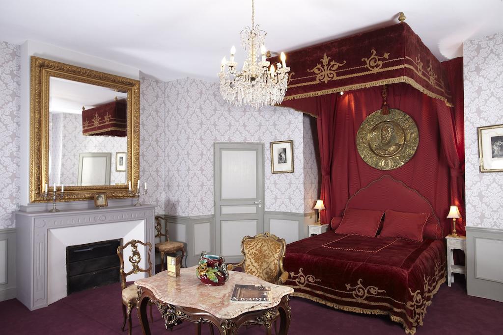 Chateau De Clermont-Saves Acomodação com café da manhã LʼIsle-Jourdain Quarto foto